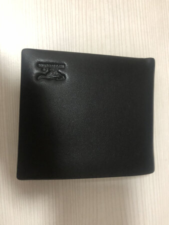 是真皮的，手感非常的柔软。容量挺大的，看我的图片也能发现，可以，超入非常多的卡片.