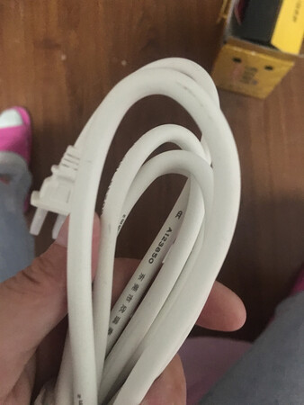 刚开始打开的时候不觉得怎么样，感觉也不好的，电源线脏污，用了以后觉得还可以精油也很好用，在拉头发的时候看不到那个精油跑出来，但是拉过头发，以后感觉头发上好像是有精油，有点油油的样子，刘海今天服帖了一天，没有炸起来，总的说产品还可以，就是不太值300多