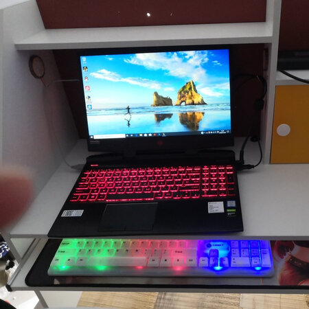 外形外观：很独特，给人以眼前一亮的感觉。
画面品质：打的比方，玩LOL默认画质极佳。流批。
游戏效果：只要网络没问题，速度飞快
