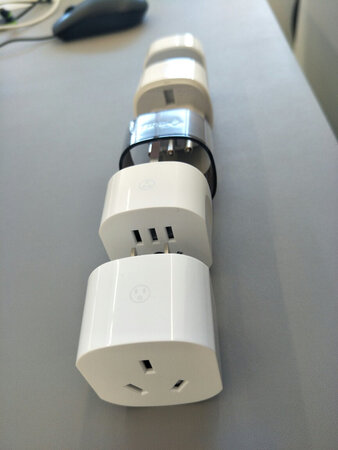 公牛这款全球通用的充电器非常棒，外观很精巧，设计感十足，手感非常好，而且在公牛这个品牌在中国非常认可，无论是做工还是质量都很棒，用电安全十分重要，所以在充电和插座方面大家还是不要掉以轻心，选择一款好的充电器，可以让你用的时间更长，而且也放心，所以非常推荐大家购买这款全球通用充电器！
外形外观：纯白色，手感好
安全性能：公牛产品质量有保障
其他特色：携带方便