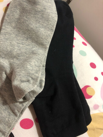 一盒5种颜色，送了3种给姐姐，自己留两双，比我想象的薄，但是很吸汗，穿上很干爽，很舒服，15度左右，穿这个再穿运动鞋或者单靴完全不冷，脚很暖和，足跟没有特别加厚，希望能耐穿一点，毕竟耐尔大品牌了，都是冲品牌买的