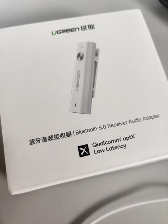 做工质感：绿联的做工一直都很扎实，虽然是塑料但手感很好，也很圆润，后面的夹子很实用，可以加到衣领上，不担心会掉了
音效音质：音质很清晰，没有听到杂音，普通听歌也没有延迟
续航能力：目前听了2个多小时，电量还剩余挺多的，感觉一般外出电量是够用的，充电也很方便，有送的充电线