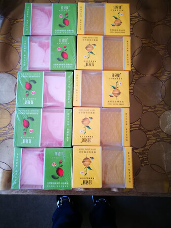 给妈妈买的，妈妈比较喜欢用精油皂，泡沫比较丰富，洗完之后没有紧绷的感觉，所以一次性买了10块，赶上双十一京东活动，价格也很优惠，物流也很快，送货上门。非常方便，而且京东自营商品，质量还是有保障的，希望京东把更多商品纳入自营范围。