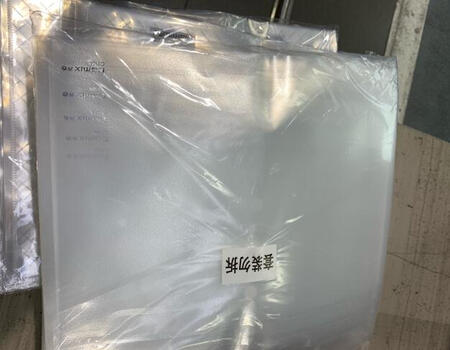 文件袋空间足够很大，可以放进很多A4纸张，满足了日常办公的使用。做工很扎实，用料比较考究，摸起来手感很好，边角细节处理的也很好，很平滑。我们经常采购，每月培训都需要大量买，经常有活动，价格也很实惠。卖家服务好，京东送货快，全5好评，推荐购买！