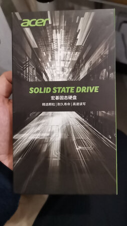 东西的包装还是一如既往，京东的风格。要是用纸箱子运过来是最好，用那种气泡袋包装感觉还是不够牢靠。
兼容属性：比较不错，主要放在硬盘盒里，存储数据用，当大号U盘使用还不错。金属外壳，散热不错。
其他特色：主要是价格还是蛮实惠的，质保也还不错。
传输速度：放在之前买的奥睿科的硬盘盒里，比较薄，当移动硬盘用非常不错。传输速度还行吧。