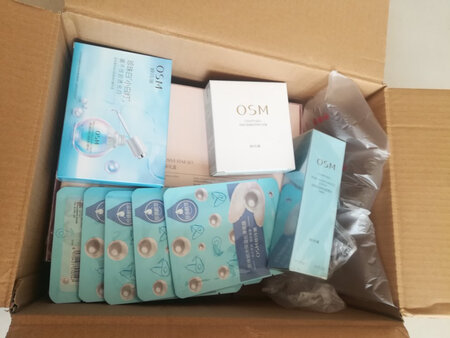 京东快递很快第二天就收到了还是送货上门的服务满意，双十一买很划算，之前一直用欧诗漫的这款是在~买的今年双十一~优惠活动太小了就一个10的卷，还没有平时买的便宜，就到京东来看看这里优惠的多就买了，没想到收到一看还送了那么多礼品，谢谢商家啦！