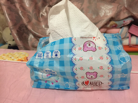 家里常年都会备用这个纸，因为看双十一价格优惠，所以备了点这个纸，一下子买三箱比较优惠，所以一下子又买了三箱，这个是家里现在用的这个纸，这次买的还没开始用呢，而且京东是所有网站中最优惠的价格，很满意的京东。