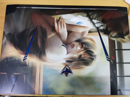 产品包装：包装用硬纸板加着贴纸没有一点皱纹，里面还有一层包装保护贴纸。
材质做工：做工非常好，刚好贴上，虽然没有完美贴实，但这是贴纸的寿命，防止起翘边。
使用效果：高清贴纸和我壁纸一样，摸着非常舒服，打游戏更好操作。
安装操作：客服的细心指导使我贴的更快更好，其实也不算太难，细心点就好。