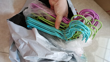 产品包装：塑料袋装着一大袋一大袋的，快递包装一般般吧！
产品材质：材质方面的话，看那些漆都包裹着，还行吧！
粗细程度：也是一般般，说粗的话算不上，说细的话也是可以说细的
其他特色：嗯，反正就宝宝小的衣服拿来晾吧，不能量重的，这种衣架子
