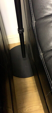 因为装修的时候没考虑装投影仪，所以没布线和开关，又不想在墙上打洞，所以只能选投影机的落地支架，要求是能放在沙发后面，而且底盘要稳，不要太厚放得进沙发底，买的是爱普生的投影仪比较重，所以支架上面托盘也要有比较好的承重，综合考虑后买了这款支架，没有让我失望底盘又薄又重，很稳！美中不足上面的托盘还是有点晃，不过已是相当不错了！希望商家不断改进！京东的物流还是一如既往的给力！