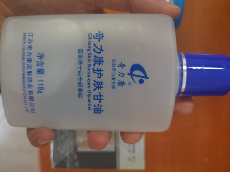 用了几天才来评价的，非常滋润，对鱼鳞皮肤有很大帮助，腿不干也不痒了，送的甘油和尿素霜也很好，尿素霜涂手非常滋润，比护手霜还要好用呢，甘油涂身体，总之很不错的