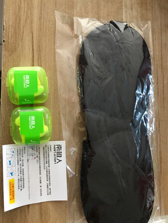 不是第一次购买南极人的睡眠耳塞了，以前用过别家的睡眠耳塞很多种，没有一个满意的。
直到用了这款耳塞，非常喜欢，首先价格便宜，每对耳塞都有独立的小盒子装，非常方便，因为自己是下午睡觉，环境特别吵，用这个耳塞下午睡觉睡的特别好。
南极人的东西就是好～刚好买的南极人秋裤也到了～