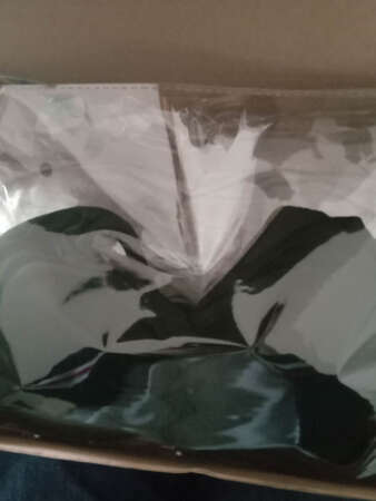 商家很贴心给每个内衣都附有一个单独的透明袋，快递盒装的，嗯