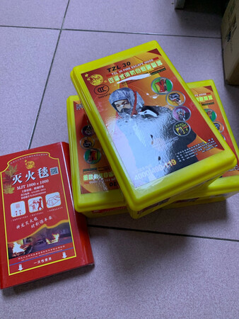三个过滤面罩，一条灭毯，两个烟雾报警器，还是很值得的。烟雾报警器已经装上，包装盒子里带了电池，但要记得至少一年一换。点了支烟试过，反应有点慢，但确实会响，而且很刺耳，家里装一个绝对在哪个屋都能听到。灭火毯是一次性的，跟我消防讲座上听到的不一样，有点不太满意。面罩没拆。以上。