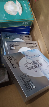 使用感受：去年囤了一箱还没用完，还有好几十片呢趁这次双十一活动自己赶紧囤货！留着慢慢用，这款面膜它是膜液分离的设计，保证精华的新鲜，这样***成分才能更好更有效的让肌肤喝吸收。至于这款美即面膜的保湿效果，敷20分钟都没问题，第二天早上还是可以感受到保湿，皮肤润润的