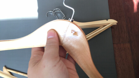 总体来说，这款衣架还是不错的，这个价位的木质衣架，这个用料已经算良心了。但是在一些小的细节方面，商家还有待提高，特别是一节接口处，还有两肩的开口处，都有不少毛刺没有处理感觉，容易扎到手，也容易钩到衣服，所以希望商家在把好质量上再多下功夫，尽量做到精益求精。