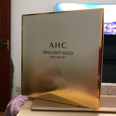 一直是AHC品牌的铁粉，从玻尿酸系列到黄金系列。这是第N次买AHC黄金护肤套装，一瓶黄金爽肤水、一瓶黄金精华、一瓶黄金面霜、两支黄金眼霜。这个黄金护肤套装补水滋润、提拉紧致、提亮肤色。双十一活动，价格非常划算，单买一瓶面霜还要二百多，这一套只要三百出头。女孩子过了25岁就要开始初步抗衰了，推荐给大家这个韩~容院院线品牌，价格很合适，质量很高，质地也不错，送人自用都很好，值得信赖！新包装很好看哦！