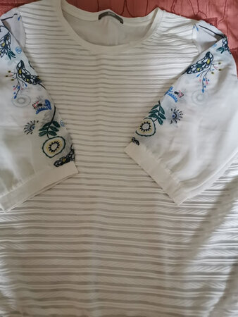 很喜欢的一件衣服 尤其袖子上的印花 穿着也舒服