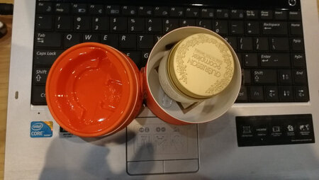 昨天出差在外了，今天一早上收到了，物流还行，包装升级了，还没有用过，之前买的马油用完了，很滋润，现在冬天了，用马油会让皮肤越来越滋润的，味道也很好闻，这次一共买了两瓶，一瓶我自己用，一瓶给老婆用，用后再来追评。