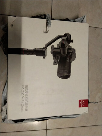 外形外观：外观特别帅气，看起来骨瘦如柴，但是支撑能力还算挺强的，拿出去还是挺炫酷的。而且全机暗黑金属质感，手感啥的都挺好。
防抖效果：还可以吧
操作难易：新手拿着有点难记，操作有点小复杂了，毕竟只有两个按钮，有好的地方也有不好的地方吧……
其他特色：品控有点辣鸡，买回来才用了一个半小时就挂机了，电机在一阵剧烈的抖动之后就再也启动不了了，好像从此失去了同主控部分的联系……之前看到评论里有人说：买到第一天，返厂了。当时还不以为意，但是现在看来，返厂情况还不少见……
本来还是挺支持这种比较小众的牌子的，但现在第一次买就遇到了这种问题，确实有点糟心了，还是希望魔爪这个牌子能越做越好吧，不只是在商品方面，手机控制的APP还要再多加努力，不要做个APP还没有图标，第一次吓得我都不敢安装……
目前已退款，介意品控的误入！
（不过还是有几率碰上品质好的是吧）