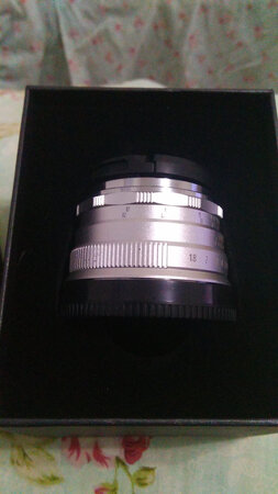 星曜25mm F1.8微单镜头 这款镜头质量不错，价格合理，做工精致，拍照效果不错，值得推荐。