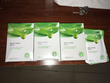 产品质感：很柔软舒适
使用感受：温和不刺激
适合肤质：适合任何肤质
补水效果：很滋润皮肤
贴合效果：非常的不错
其他特色：总之非常的好