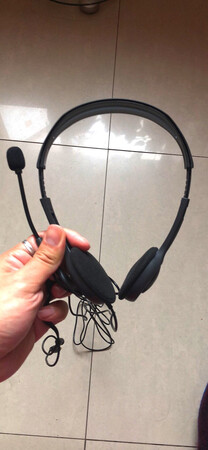 做工质感：比较精致，简约而不简单，佩戴起来很舒服
音质音效：音质比较好，不过要是要求极致音效的就不要选择这款了
舒适度：比较舒服至少目前为止没有夹耳朵，夹头发的情况
续航能力：买来时间不长，还有待检测