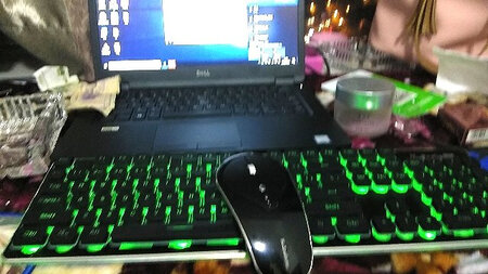 键盘很漂亮， 挺好用的， 打游戏没有延迟。鼠标也挺好。   对得起这个价格。