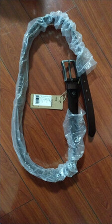 不错！
大概2年前在自营店买了牛当家的两条皮带，一条自己用，一条送人了。用了两年了，感觉很不错，很有质感。
这次虽然不是在自营店买的，但还是同样的体验，送打孔器、刀片，想得很周到。送小礼盒袋，包装挺好。上次买的3.7cm宽的，这次送老爸的，可能3.7的偏宽，没那么方便穿到裤子里，所以选的3.3cm的。下次有需要还选牛当家！