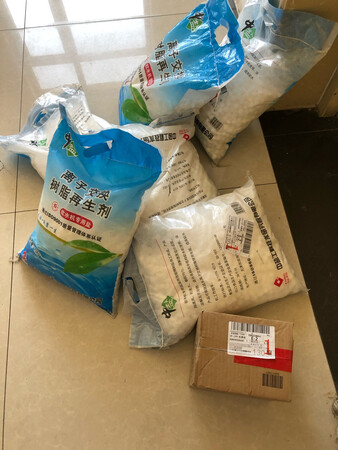 快递小哥给搬入电梯，这是出电梯照的。头一次网购盐，给史密斯软水机用，希望好使。