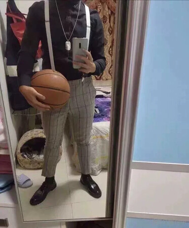 第一次在京东买NBA系列的袜子，没想到啊没想到，收货后发现特别的棒。包装干净，袜子看起来跟图片上一摸一样，搭配NBA系列球衣穿上去打篮球感觉自己的技术水平都变得无懈可击了。京东双十一搞活动价格实惠童叟无欺老少皆宜，是个不错的选择，就是系列有点少。建议推出更多系列球队的款。