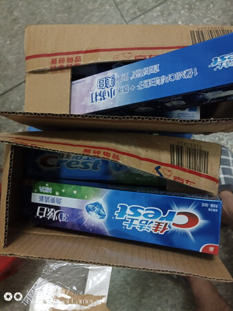 大品牌佳洁士小苏打牙膏使用后牙齿很干净，有种洗牙的感觉。完全依靠使用小苏打牙膏达到牙齿很亮很白，去除牙垢的效果不太可能，还是要定期洗牙。 外观可以，很漂亮，使用和携带比较方便。用了一段时间以后，我推荐给了身边的朋友在用，他们以前用的牙粉牙膏都扔了，现在开始用这种的，真心刷完以后看得到的改善，牙齿变白了，再也不用担心妈妈会说牙黄了。