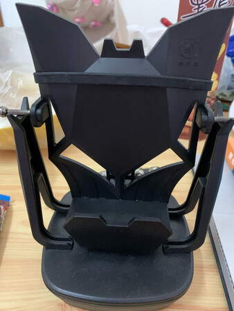 ~同款手机摇步器，用了一段时间，感觉很不错，支持usb或者五号电池供电，蝙蝠侠造型酷炫，每小时步数不一样，大概在8千步左右，支持大部分ios和安卓手机，摇步的时候可能会发出一点声音。京东自营商品配送速度很快，客服服务态度好，好评。