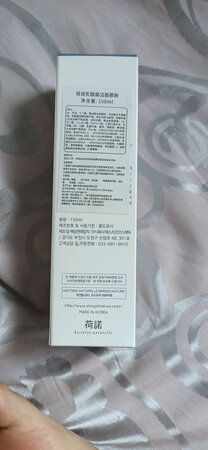 因为我是属于敏感肌，之前买过好多款洗面奶，有的用了一次两次就出现过敏反应，所以多花了不少冤枉钱。有的含皂基的洗面奶，洗了之后，脸特别干，还爆皮，干痒，还有的洗面奶，洗完之后，脸滑不溜球的，总像是洗不干净的感觉，也很烦人。去年无意中发现了荷诺这款洁面慕斯，按压式的，出来直接是
泡沫，省去了洗面奶搓泡的步骤，适合我这种懒人，慕斯比较的清爽，洗完脸后，干净清透，也不会很干，一瓶150毫升，大概可以用两个月左右。上一瓶马上快要用完了，这次又来京东下单了