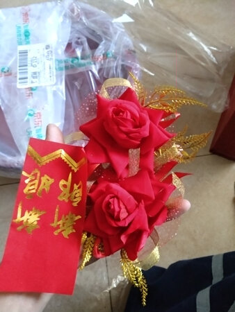 #！用个塑料袋装着，花都是瘪的，质量太差了！！差评！！！???