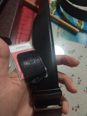 红谷的皮具一直都还不错，之前买的皮带用了好久，这次特意买了两根替换着用。长度和宽带都挺合适，如果觉得长了，也还比较好处理，剪短一点就可以了。包装很精致，还有单独的布袋子包装，外包装盒还可以当一盒储物盒。整体很满意。
