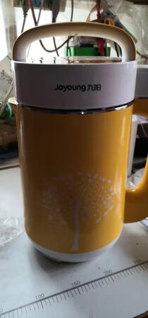 物流快，在京东上买了几个豆浆机了，当然还有电视，洗衣机，冰箱，冰柜，热水器等大件家电。这几次给自己或亲戚朋友买的豆浆机都是九阳的，比较信赖大品牌的。它家应该是很早就做豆浆机了，质量比较过关，用着放心。家里打五谷杂粮粥，早晨一人喝一碗，特别有营养。方便，省事，也好洗，特别细腻好吸收。家里有老人的建议喝杂粮粥，好消化吸收。