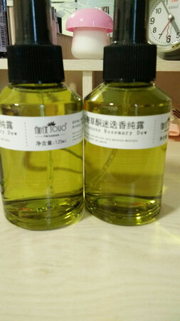 打开闻了一下味道比阿芙的同款气味淡了不是一星半点呦，至于效果要用段时间才看的出，这里就先不说效果了。买的时候没注意看以为是阿芙品牌的呢，结果到货才发现只是貌似?
