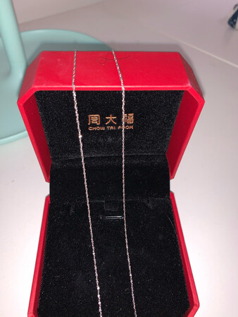 一直是周大福的狂热粉 家里面周大福的至少有好几个了 逢年过节都要给老婆送礼物 显爱心 送啥都不如送周大福 真金白银最能代表我的心 这条铂金链子价格不贵 长度合适 关键是非常闪 就是那种不拎不拎地闪 很有档次