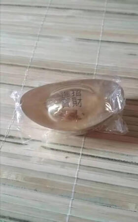 沉甸甸的，还行吧，就是有的地方有瑕疵，目测时间长了要掉漆。