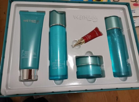 收到货物的时候很惊喜，以为都是小瓶的呢，没想法是满满的一大盒子，还送了很大的小样。京东就是好，物流快，产品保真，质量特别能有保证。很喜欢在京东的购物体验，这次赶上活动，价格太便宜了，比实体店便宜特别多。产品还都一样
