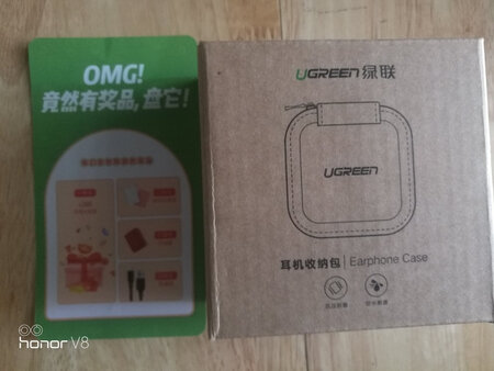 耳机收纳盒比我想象中的还要大，用无线鼠标做了个对比。整体手感还是不错的，双11快递也没多少延迟。包内放着的干燥剂有股洗洁精的那种味道。。。