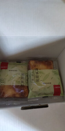 一直都是吃这个的，有次尝了别的牌子的发现还是这个好吃呀！软软的甜甜的，特别喜欢里面炼乳的味道。是我吃过最不干吧的面包了！这次有活动，比平时便宜好几块钱呢！真是物美价廉。希望能有更多的活动。每天早上吃了两个，或者饿了的时候就会吃一个，怎么吃都不腻，就是吃多了会胖呀！哈哈！