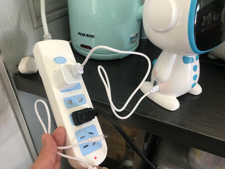 看别家小朋友购买了一个小机器人，也爱学习了，性格也开朗了，所以我也在京东上找，购买的时候发现只有一件货了，就马上入手。收到货了，宝宝就迫不及待的拆开，玩了起来，功能还挺不错的，可以~互联，资料下载。就是电源线是坏的，联系客服及时补发给我。