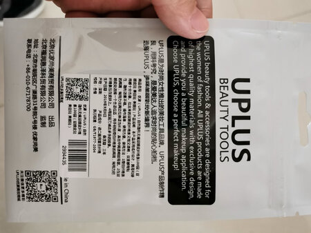 磨砂质地，接近肤色，隐形效果应该很好吧，没用过，新手上路，买来学一学，东西很不错，凑单买了两袋，试试吧，万一就成功了呢！反正便宜，买不了吃亏，买不了上当。日期也是很新鲜的，留着慢慢用，不着急，缺的东西很多，慢慢看，慢慢买。京东自营还是很值得信任的，关键包邮，售后还好，价格也实惠，质量也有保障！家里大大小小的东西，全都是在自营买的。购物真的是有瘾，手痒刷一刷，工资就离我而去了，还没看见就没了！