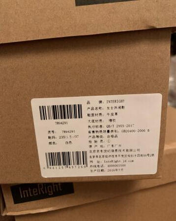 拿到衣服，赶紧拆封，一摸到衣服，触感很好，源自于衣服采用的是棉花中的精品Pima棉，经过独特的工艺，衣服质地柔软，穿起来很舒服，轻盈舒适。胸前是凸版字母设计，简约又时尚。衣服不是薄薄的那种，有质感