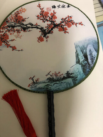 质量很好，手感不错，图案是印上去的，但是很清晰，小穗穗也很整齐，手柄圆润无棱角，不硌手。图案梅笑迎春，很漂亮，透着典雅优雅知性的风格。京东送货很快，今天下单明天送到，非常方便！喜欢的朋友们，推荐你们购买噢！