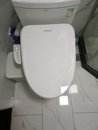 今天上午送，晚上师傅就上门安装好了，试用了一下，即热和速热可能还是有区别的，清洗时间稍长一点水温就凉了，有点后悔选速热的了。