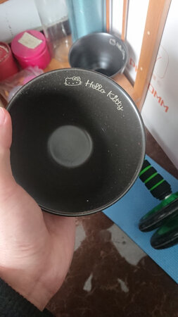 这碗吧，颜值还行，，就是这个材料不太行，不耐刮，用筷子一碰就是一道印子！！！感觉外面好像有一层东西，也不知道安全不安全，真的是