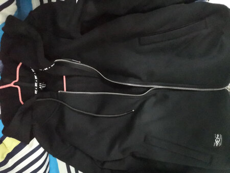 衣服加绒的，面料摸起来挺舒服，感觉挺不错的